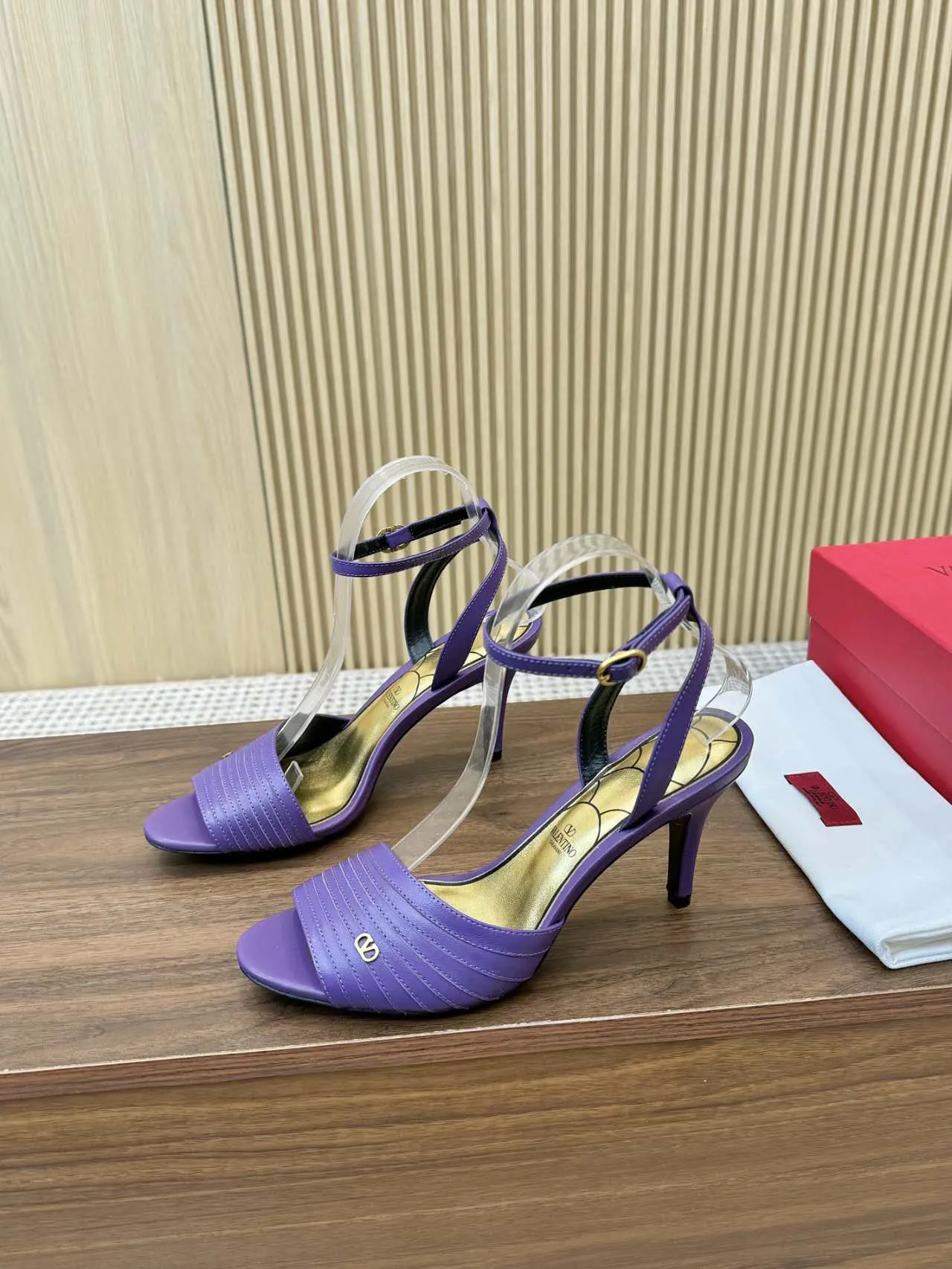 👟👟Ex-factory price 440👟👟 Genuine leather sole +40 Top version 𝑉𝐴𝐿𝐸𝑁𝑇𝐼𝑁𝑂 Valentino new spring and summer women's sandals worth buying ★Absolutely high-grade ❥Original method Absolute sensibility ❥Elegant style Create a different feeling Simple temperament style!  Code number: 35-41 (34-42 customized) Fabric: Imported sheepskin Lining: Lined sheepskin Heel height: 8 cm Leather outsole Rubber outsole